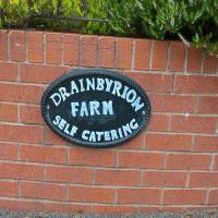 Drainbyrion Farm Self Catering Sign in the entrance.